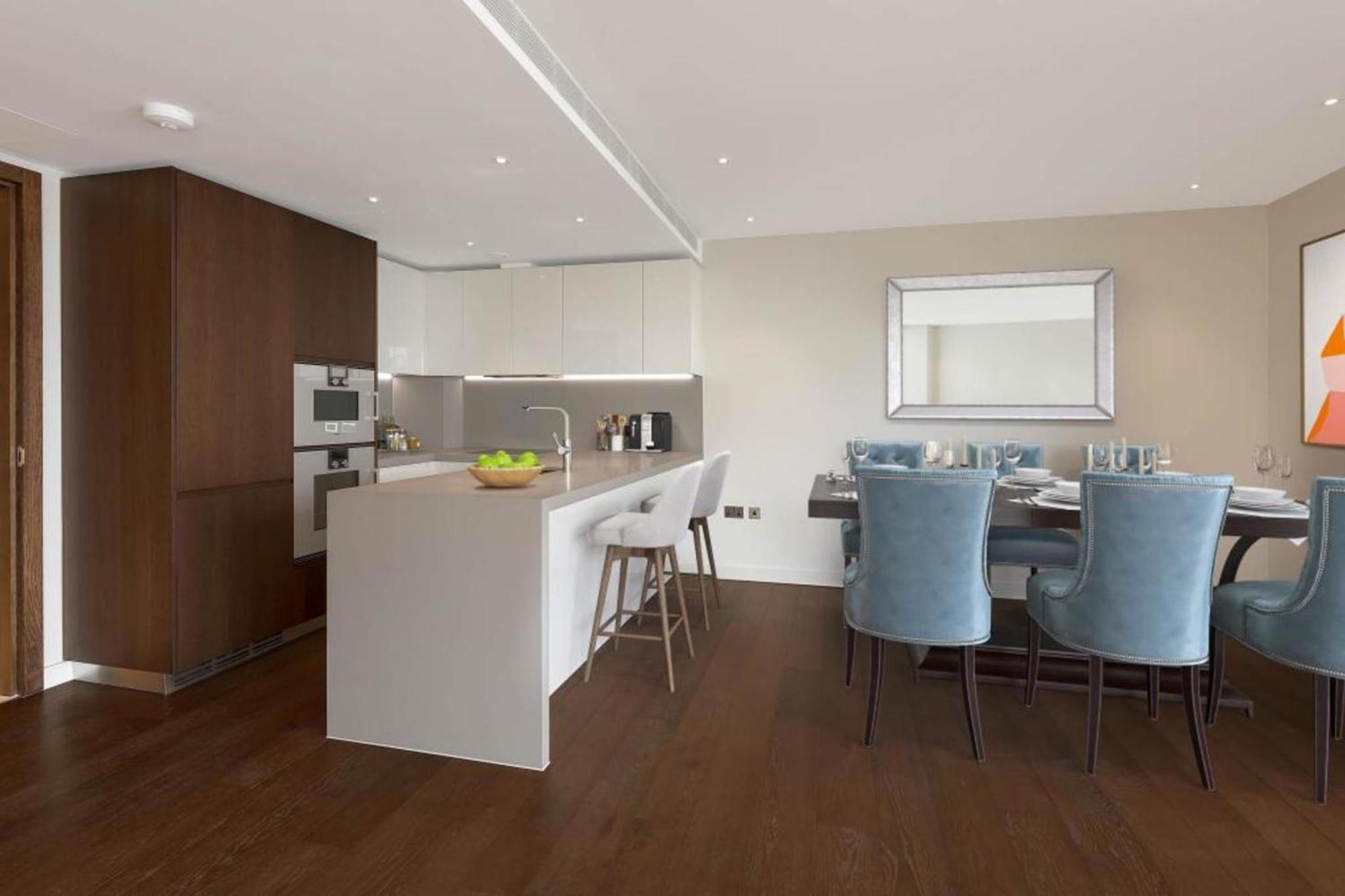 Luxury Waterfront Two Bedroom - 708 Apartment London