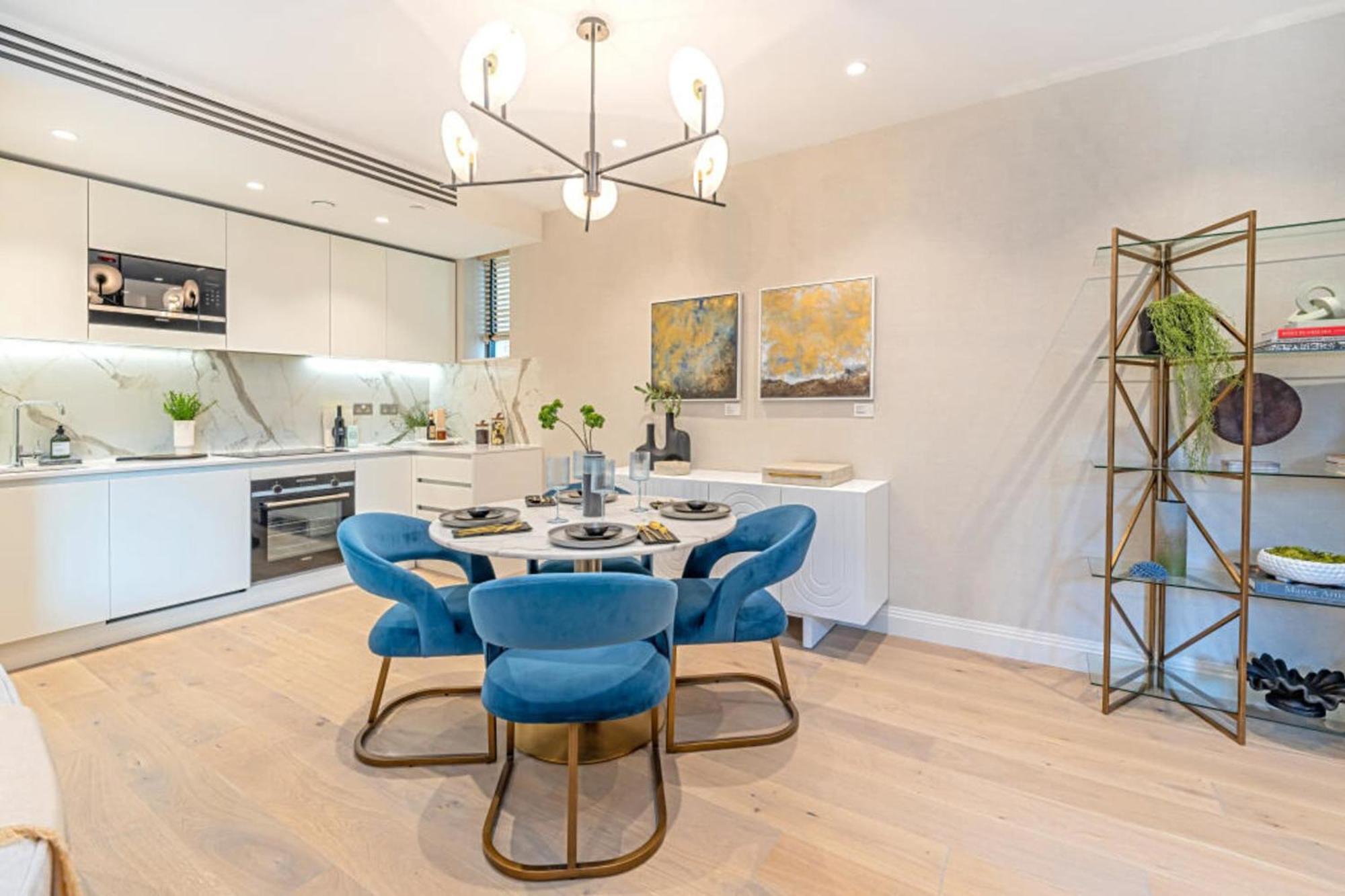Luxury Waterfront Two Bedroom - 708 * London