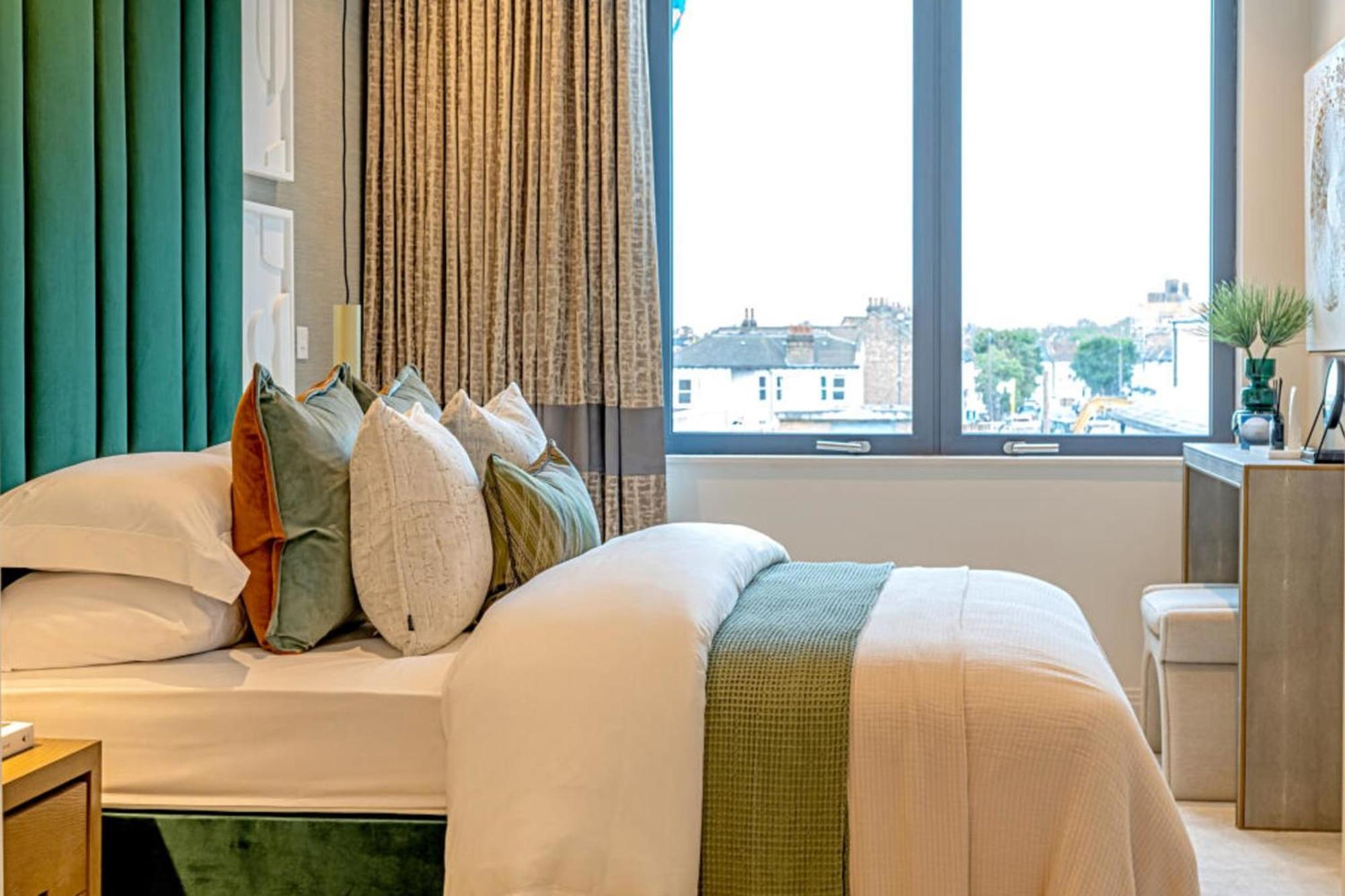 Luxury Waterfront Two Bedroom - 708 London